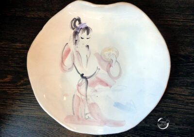 japonka z lusterkiem namalowana na talerzu