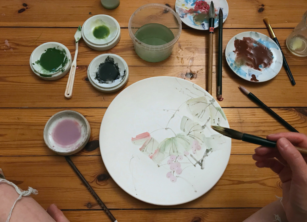 winogrona malowane na talerzu