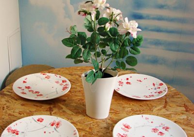 Komplet talerzy z namalowanymi kwiatami wiśni