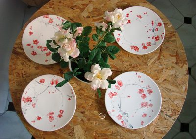 talerze z kwiatami wiśni na stole