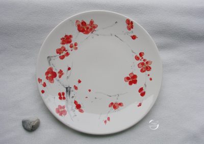 Talerz z malowanymi kwiatami wiśni