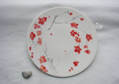 Talerze z malowanymi kwiatami wiśni
