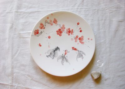 Talerz z namalowanymi rybkami i kwiatami wiśni