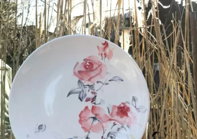 Malowany talerz z różami