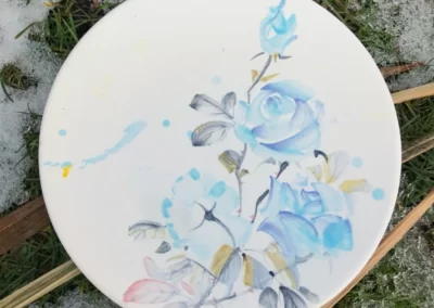 Talerz ręcznie malowany z niebieskimi różami