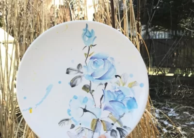 Talerz z malowanymi niebieskimi różami