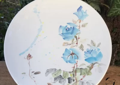 Ręcznie malowany talerz w błękitne róże