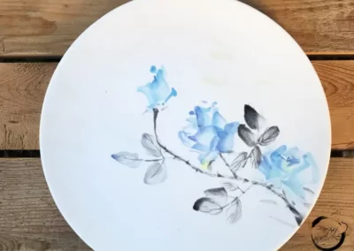Talerz z namalowaną niebieską różą