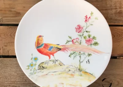 Talerz z namalowanym bażantem i różą